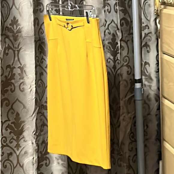 In excellent condition - mustard color - Picture 2 of 5